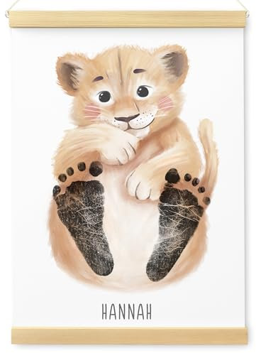 DEL MÀ Unique & Personal Fußabdruck Baby Tierbild personalisiert Babygeschenk Löwe Poster Babyzimmer Deko Geschenk inkl. Posterleisten (OHNE Farbe | DIN A3)
