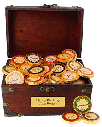 Personalisierbare Schokoladen Schatztruhe aus Holz I 60 Schoko-Golddublonen Grand Cru (480 g) I Holztruhe mit Namens-Gravur – Geschenk für Schokoladenliebhaber & besondere Anlässe