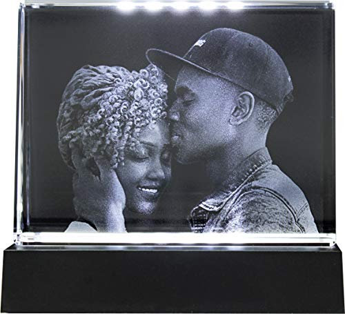 Galerie Kristall Massiver selbststehender Glas-Frame mit Wunsch-Foto und Wunsch-Text (105 x 80 x 30 mm, Querformat, inkl. schwarzem LED-Lichtsockel mit Batterien)