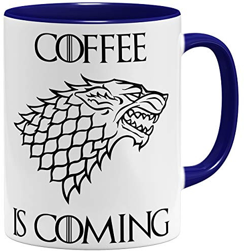 OM3® Coffee is Coming Statement Tasse mit Spruch - Keramik Becher - 11oz 325ml - Beidseitig Bedruckt - Dunkelblau