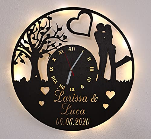 Designbysh Personalisierte LED Wanduhr Liebe 2 Geschenk Hochzeit Hochzeitstag Geschenk Partner Liebe Paar Ehemann Ehefrau Mann Frau goldene Silberne Valentinstag Jahrestag
