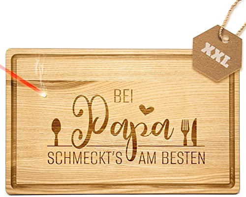 Großes Holzbrett mit Gravur - Bei Papa schmeckt's am besten - Schneidebrett gravieren| Eschenholz, 40 x 25 x 2 cm, Geschenk mit Gravur, Geschenk für Papa