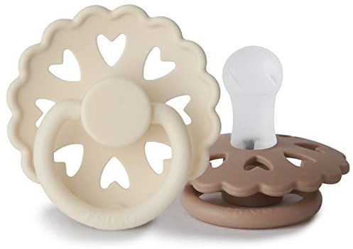 FRIGG Fairytale Schnuller 2 Packung | Silikon Schnuller | BPA-Frei | Hergestellt in Dänemark | Symmetrischer Sauger in Kirschform| (Cream/Silky Satin, Größe 1 (0-6 Monate))
