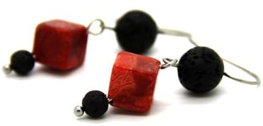 Korallen-Würfel-Edelstahlohrhaken in Orangerot mit schwarzen Lava-Kugeln, eingehängtem Element Hängeohrring Schmuck #230 Koralie