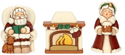 THUN - Babbo e mamma Natale con camino in ceramica - Thunland - camino 10x4,1x9.5 cm - Babbo e Mamma Natale 7,4x7,2x11,9 cm