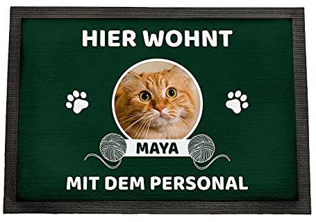 Geschenke 24 | Fußmatte personalisiert Hier wohnen Katzen (Grün - 1 Katze, Mit Rand - 50x35cm) | mit Wunschfoto und Namen Bedruckt | lustige Schmutzfangmatte für Katzenliebhaber | Haustür