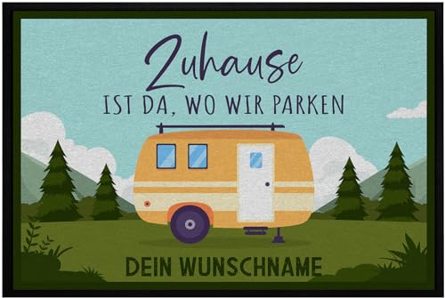 OM3® lustige Fußmatte mit Spruch - Zuhause ist wo wir Parken Campingwagen - personalisiert Wunschname Name anpassbar - für Camper Camping Wohnwagen - rutschfest & waschbar - 60x40cm -