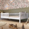 Crazy Pine Kinderbett 100x200 cm – Hohes Montessori Bodenbett aus Holz in Weiß mit Rausfallschutz – Sicheres Kleinkindbett – Skandinavisches Design, Leichte Montage - Crazy Basic