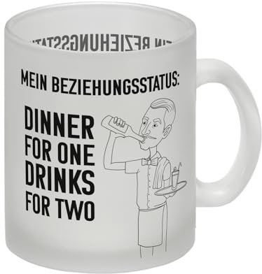 Beziehungsstatus: Dinner for one, Drinks for two Glas Tasse witzige Kaffeetasse Geschenk für Singles mit Butler und Weinflasche Kellner Klassiker Silvester ledig Glas Tasse Die