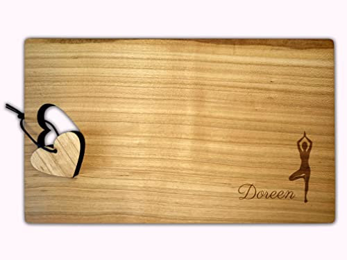 Schneidebrett Herz | YOGA Holzbrett personalisiert mit Name graviert, Geschenk-Idee Yogalehrerin, Ostern, Weihnachten, Einzug, Herzbrett, Frühstücksbrett