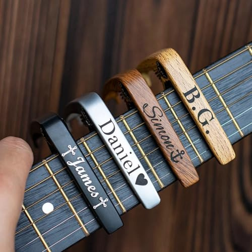 Personalisierter Kapodaster für Gitarre aus Holz und Metall, Geschenkidee für Gitarristen, Klassiker, Valentinstag, Geburtstag, Gastgeschenke für Ihn (1 Stück)