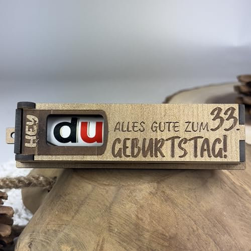 Urhome Geschenkbox Alles Gute zum 33. Geburtstag mit Duplo Schokoriegel - Überraschung Holzbox mit Spruch Gravur inkl. Schokolade Geschenk Riegel - Geburtstagsgeschenk für Erwachsene Mann Frau