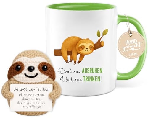 Farbeele Einschulung Tasse Junge Mädchen, 325ml Tasse mit Strick-Deko Anti Stress Faultier Glücksbringer, Geschenk für Frauen Männer Kinder, Geburtstag, Einschulung, Kindergarten, Prüfungsgeschenk