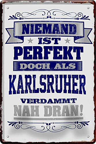 WOGEKA ART Retro Blechschild - Niemand ist perfekt, doch als Karlsruher - witziger Spruch als Geschenk-Idee zum Geburtstag Weihnachten Dekoration 20x30 cm Vintage-Design Metall 582
