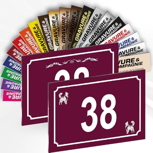 Hausnummer Schild – Dekorative personalisierte PVC Außenplatte mit gravierter Nummer & Logo/Motiv – Befestigung mit Klebefolie, Schrauben oder Abdeckkappen – 15 x 10 cm (Bordeauxrot + Design)