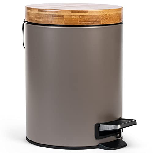 Kazai.® 5l Design Kosmetikeimer | Bad-Mülleimer mit Bambus-Holzdeckel und Absenkautomatik | Mit Anti-Fingerabdruck und Komfort-Pedale | Taupe (Dunkel)