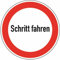 Schild Schritt fahren - 300x0.45 mm Aluminium geprägt