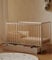 Kiki Design 2in1 Babybett und Kinderbett 120x60cm, Weiss und Natur, mit 3-Fach Höhenverstellbarer und 3 Schlupfsprossen, Matratze und Schublade, Umbaubar zum Juniorbett, aus Kiefernholz