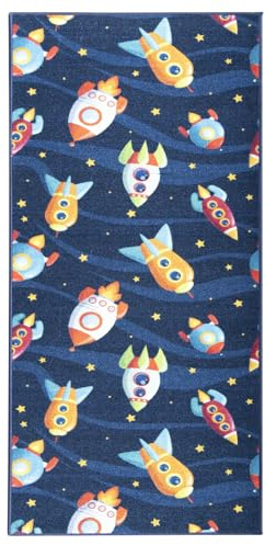 KARAT Teppich Kinderzimmer Jungen & Mädchen Kinderteppich Läufer für Babyzimmer, rutschfeste Rückseite, Robust und Pflegeleicht, 80 x 200 cm, Blau (Cute Rockets)