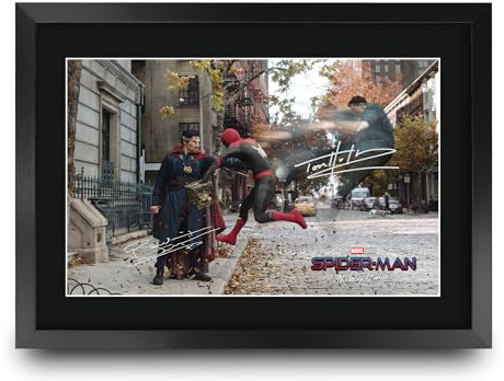 HWC Trading Spider-Man (No Way Home) Scene 1 Geschenke Geducktes Signiertes Autogramm Foto für Fans von Film Memorabilien - A3 Gerahmt