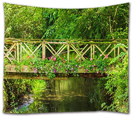 A.Monamour Wanddekor Wandbild Vorhang Wandteppiche Alte Brücke Über Fluss Grünen Wald Bäume Blumen Natur Landschaft Landschaft Bild Drucken Stoff Wandbehang Tapisserie Wand Dekore 130x153 cm