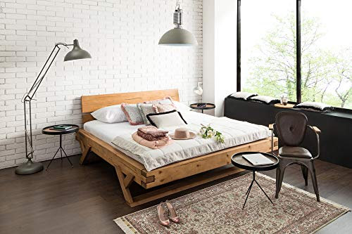 SalesFever Balkenbett Jasmin | 180 x 200 cm | massives Holzbett aus Fichte | natürliche Maserung | geölte Oberfläche | geneigtes Kopfteil | abgeschrägte Holzkufen | FSC® 100%
