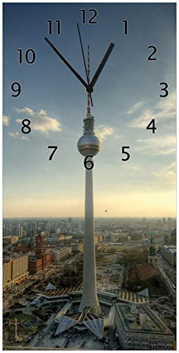 Wallario Design-Wanduhr Fernsehturm Berlin mit Panoramablick über die Stadt aus Glas, Motiv-Uhr Größe 30 x 60 cm, Schwarze Zeiger