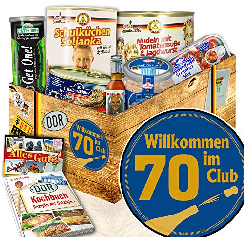 Wilkommen im Club 70 - DDR Geschenkset zum 70. Geburtstag mit Kochbuch | Ostpaket Geschenkbox mit Soljanka, Nudeln & Jagdwurst - Kulinarische Zeitreise für echte Ossis inkl. DDR Rezeptbuch