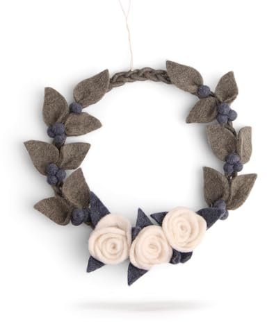 Én Gry & Sif Türkranz im Scandi Stil mit weißen Rosen I handgemacht aus Filz, fair-Trade, Kranz zum Aufhängen als Weihnachtsdeko I ⌀ 20 cm