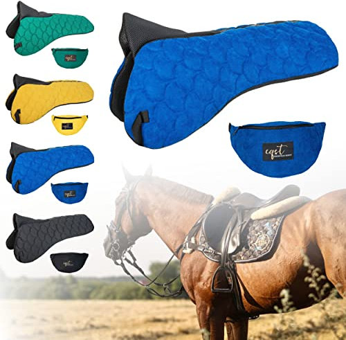EQST Sattelunterlage 2.0 mit Wirbelsäulenfreiheit & GRATIS Gürteltasche, Sattelpad Unisize für Pferd und Pony, Sattelkissen mit austauschbaren Pads, Trainingsschabracke, Reitsport (Samt Saphir)