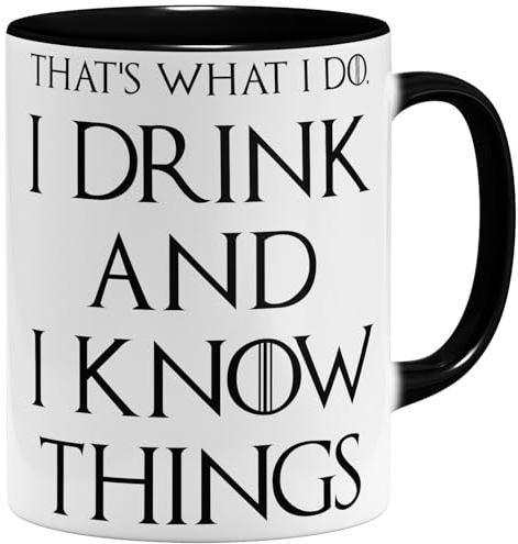 OM3® I Drink and I Know Things Kaffee-Tasse mit Spruch - Statement - Film Zitat - Keramik Becher - 325ml - Beidseitig Bedruckt - Schwarz