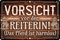 30 x 20 cm – Wetterfestes Pferdeschild, Pferde Deko Schild, Lustiger Spruch für Pferdebesitzer (Vorsicht vor der Reiterin – das Pferd ist harmlos!)