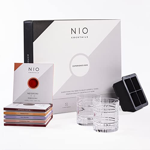 NIO Cocktails - Kit Bar Mixology Anthology, con 2 Bicchieri in Cristallo, Stampo per Ghiaccio e 6 Drink da 10 cl (Negroni, Cosmopolitan, Gin Proved, Espresso Martini, Old Fashioned, Manhattan), 50cl
