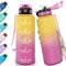 HoneyHolly Trinkflasche 1,5 Liter, Auslaufsicher, Trinkflasche Sport, mit Zeitmarkierung & Strohhalm, Wasserflasche, Trinkflasche Kohlensäure Geeignet für Schule, Fahrrad, Fitness, Yoga, Gym