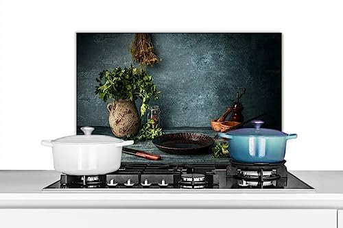 KitchenYeah© Küchenrückwand Platte Spritzschutz Küche Deko Aluminium Platte Spritzschutz Herd Alternative für GlasplatteKräuter - Gewürze - Pfanne - Messer - Grau - Rustikal - 60x40 cm