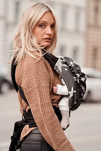 KOKADI Babytrage TaiTai Diorite Stars (Unisize) –Ergonomisch, sicher & kuschelweich, handgefertigt aus 100% Bio-Baumwolle –Ab Geburt bis 15 kg, 3 Positionen - Ergonomische Babybauchtrage Rückentrage