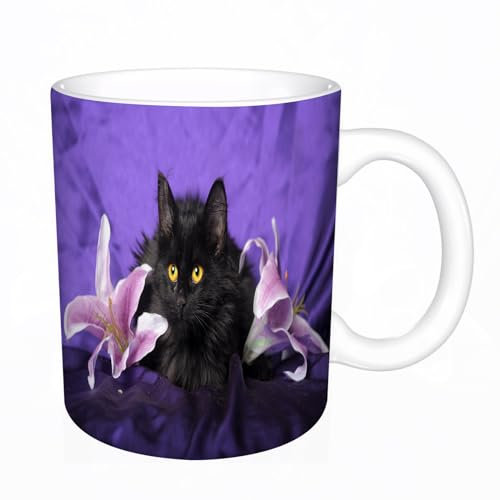 DHAEY Original Becher - Teetasse als Geschenk für Ihre Lieben - Schwarzes, flauschiges Kätzchen mit Lilien auf violettem Hintergrund Kaffeetasse aus feinem Porzellan - 330 ml 8 x 8,5 cm