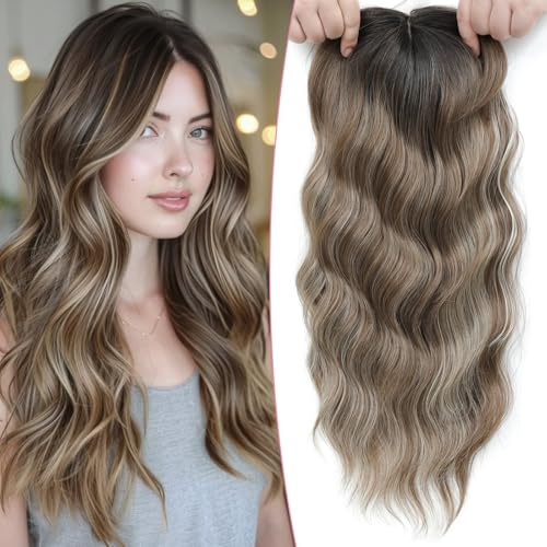 Lasunork Coiffures pour femmes avec cheveux ondulés et bouclés, toupet à lace frontale attaché à la main (brun ombré avec des reflets blonds)