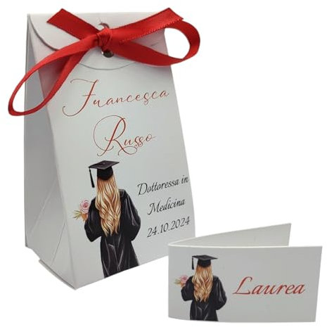 PV Grafik® 24+24 Bomboniere Laurea Donna Personalizzate con Laureanda Illustrata, Nome, Data, Nastro Rosso – Sacchetti Porta Confetti + Bigliettini – Made in Italy (Nica L1)
