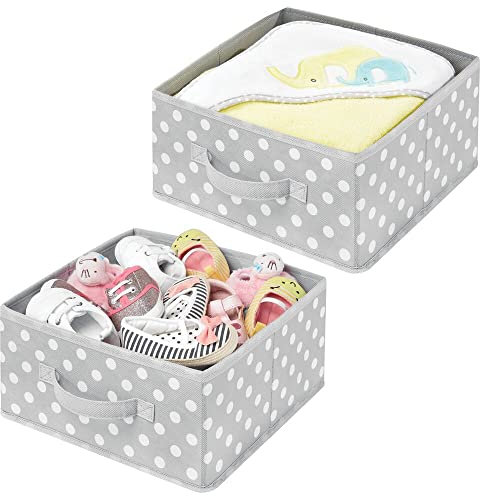 mDesign 2er-Set Aufbewahrungsboxen – gepunktete Boxen zur Aufbewahrung für Ordnung im Schlafzimmer, Kleiderschrank und Flur – Stoffbox aus Kunstfaser für Schuhe, Pullover und Hosen – grau und weiß