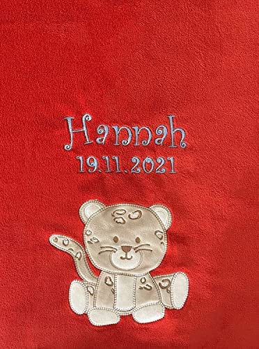 KIDDI-MEDIA Hundedecke mit Namen Bestickt Applikationen, 2-zeilige Beschriftung (ROT Leopard)