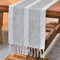 Wracra Stickerei Baumwolle Leinen Tischläufer Bauernhaus-Stil Indoor Outdoor Grau Tabelle Läufer 230cm mit Hand-Quasten für Party Esszimmer Küche Dekorationen(Grau, 230cm)