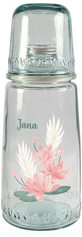 Herz & Heim® Personalisierte Karaffe mit Trinkglas als Deckel – 1L Wasserkaraffe aus 100 % recyceltem Glas – Verschiedene Designs – Trinkkaraffe mit Schraubverschluss (Seerose)