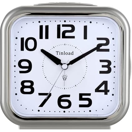 Tinload Analog Seniorenwecker mit Nachtlicht, 5.5 Zoll großes Zifferblatt, Tischuhr mit Schlummerfunktion, laut, ansteigendem 3-stufigem Glockenton, Batteriebetrieben (Silber)