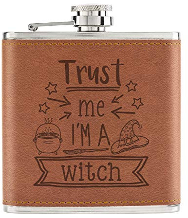 Flachmann aus PU-Leder mit Aufschrift Trust Me I'm A Witch, 170 ml, Hellbraun