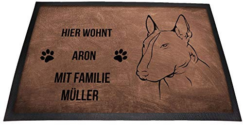Tierisch-tolle Geschenke Bullterrier Fußmatte mit Namen für innen & außen | Hier wohnt (Name1) mit Familie (Name2) | rutschfest | Waschbar | Fussmatte personalisiert | (Braun 3)