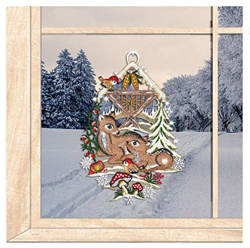 Winter-Fensterbild Zwei Rehe an der Futterkrippe BxH 19x28 cm | Weihnachts-Fensterdekoration aus Vogtländischer Luft-Spitze, Wiederverwendbar, inkl. Saugnapf, atelier alles-Spitze
