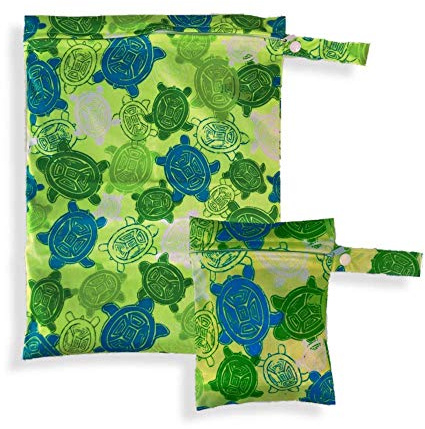 2er Set Wetbags mit süßen Motiven - wasserfeste wiederverwendbare Nasstasche mit Reißverschluss als Beutel und Organiser für Babys, Windeln Schwimmsachen Schmutz Wäsche (Grün - Schildkröte)