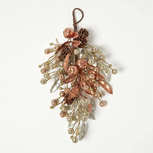 Homescapes Künstliches Weihnachtsgesteck in Tropfenform mit Zapfen, Äpfeln und Beeren in Champagner-Gold, Weihnachts-Deko 60 cm groß