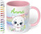 Kinder-Tasse mit Namen „Weiße Katze mit Regenbogen-Motiv“ – personalisierte Namenstasse für Jungen und Mädchen - rundum bedruckt – schönes Geschenk zu Weihnachten, Geburtstag (Rosa)